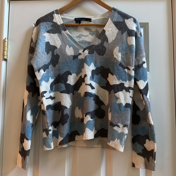 360 Cashmere Theo Deep V sweater in Blue Chalk Camo Print XS - Picture 5 of 8